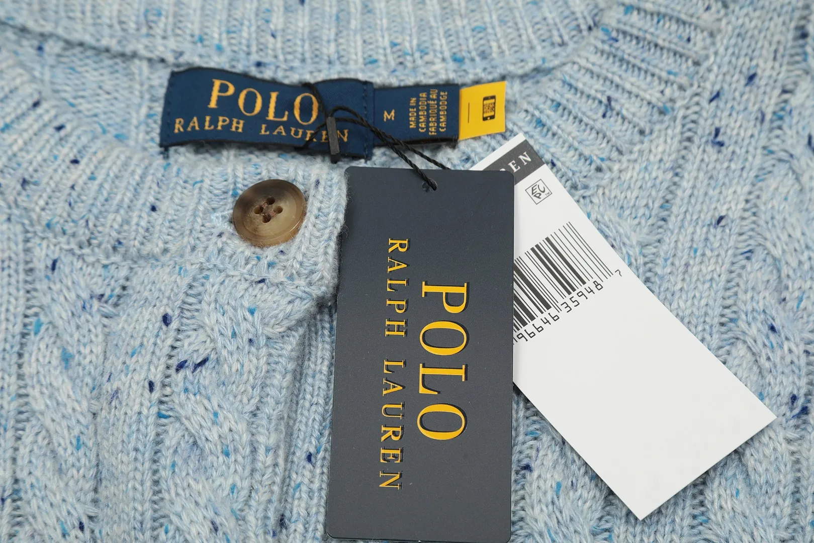 P230 Top quality" Style number: DS018# [Ralph Lauren wool blended pony embroidered logo twist knitted cardigan] ✅Ralph Lauren gradient multi-color dot versatile knitted cardigan jacket for all seasons ✅15% Merino cotton wool 85% wool blend Customized laser buttons Clean and clear texture ✅ZP quality 1:1 version Scan the code to enter the GF website Counter quality ✅Detailed quality The only one in Guangzhou Imported quality wool, focusing on high-end, cost-effective, good quality needless to say ✅The version is restored to the original order, the maximum size can be worn up to 150 pounds, loose, comfortable and stress-free ✅The upper body is simple and easy to match, a must-have for goddess ootd. Good-looking clothes are never picky. A must-have in the goddess's wardrobe. Size: S-L Color: Navy blue, light blue, off-white, leather pink, Christmas red